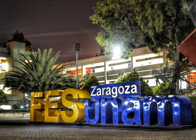 Entrada principal de la FES Zaragoza tras suspensión de clases por amenaza