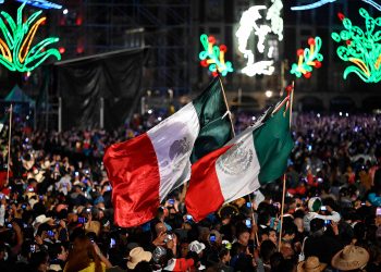 Celebración del Grito de Independencia en el Zócalo capitalino con operativo de seguridad.