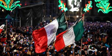 Celebración del Grito de Independencia en el Zócalo capitalino con operativo de seguridad.
