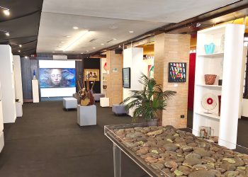 Niña dañó una escultura de 30.000 euros en galería de arte en Italia