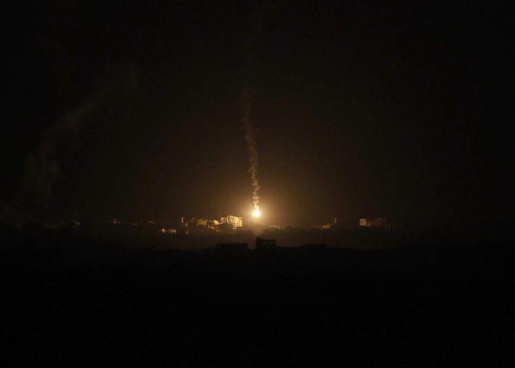 Ataques aéreos en Gaza: Tanques y helicópteros israelíes avanzan mientras la población civil busca refugio. EFE/EPA/ATEF SAFADI