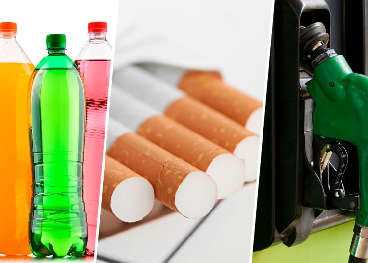 Botellas de refresco y cigarros en anaquel con posible incremento de IEPS