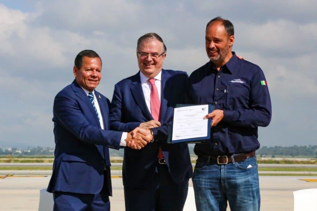 El Halcón 2, primer avión hecho en México, en su presentación oficial.