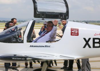 Marcelo Ebrard abordando el Halcón 2 antes del vuelo de prueba.