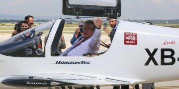 Marcelo Ebrard abordando el Halcón 2 antes del vuelo de prueba.