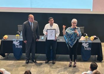 Ceremonia de entrega de la certificación Hecho en México al Grupo Mundo Maya.