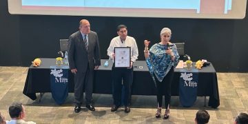 Ceremonia de entrega de la certificación Hecho en México al Grupo Mundo Maya.