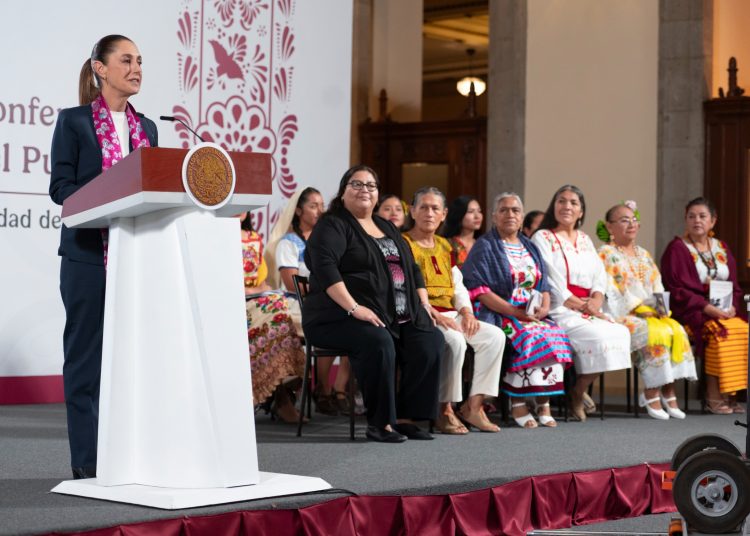 María del Carmen Álvarez Juárez presenta las actividades del Año de la Mujer Indígena en la Feria Internacional del Libro