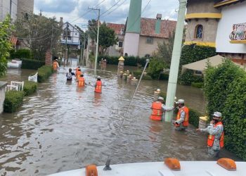 Calles inundadas en el centro de Tequisquiapan tras desbordamiento de la presa Centenario.