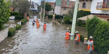 Calles inundadas en el centro de Tequisquiapan tras desbordamiento de la presa Centenario.