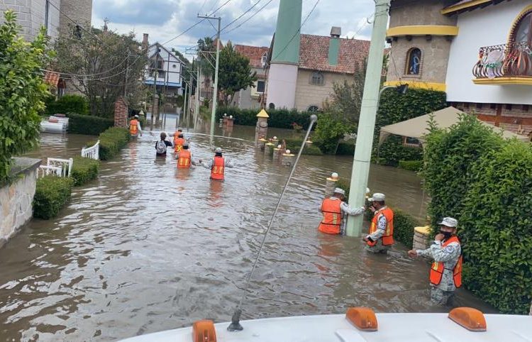 Calles inundadas en el centro de Tequisquiapan tras desbordamiento de la presa Centenario.
