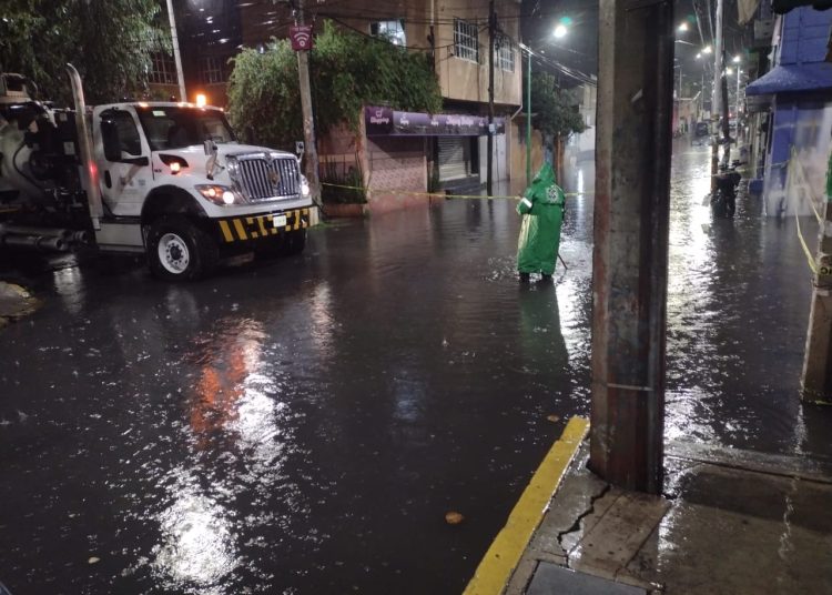Inundaciones en el Valle de México tras fuertes lluvias afectan calles y viviendas