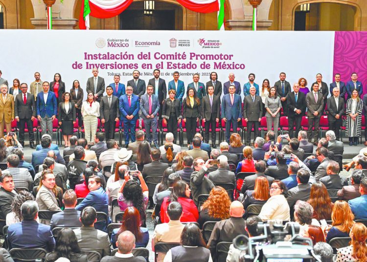 Vista aérea de centros de distribución en el Estado de México, líder nacional en logística.