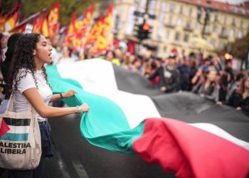 Manifestantes bloquean estación Termini en Roma con banderas palestinas