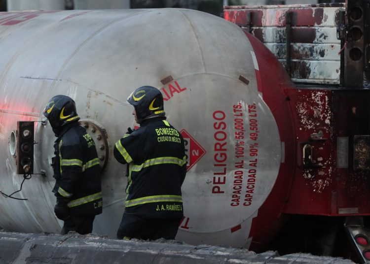 Explosión de pipa en Iztapalapa deja víctimas y afectados: Autoridades continúan atendiendo a los heridos tras el accidente en la alcaldía de Iztapalapa, CDMX. EFE/ Mario Guzmán