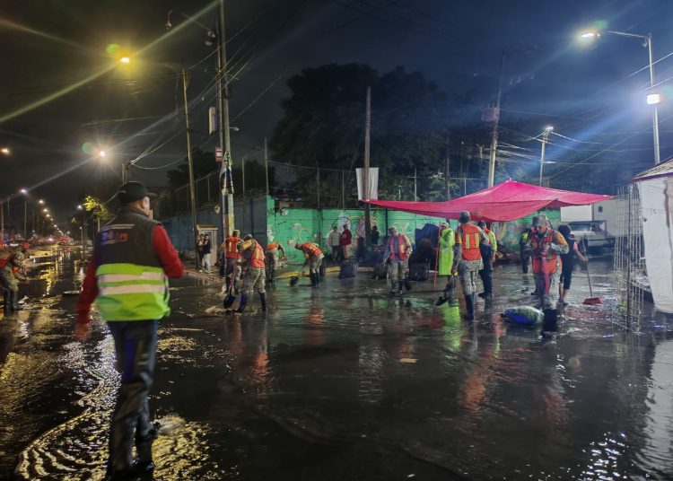 Brigadas de Protección Civil en Iztapalapa atienden viviendas afectadas por las intensas lluvias en CDMX