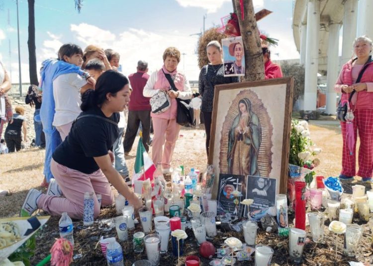 Vecinos de Iztapalapa observan daños tras explosión de gas