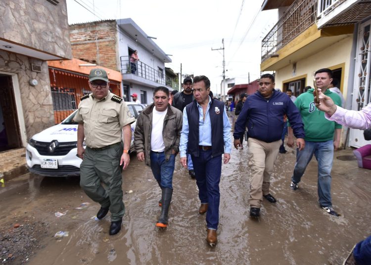 3.	El gobernador Pablo Lemus Navarro supervisa las zonas inundadas en Tototlán para atender a los afectados