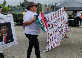 Madres buscadoras protestan en el desfile de Independencia en Acapulco.