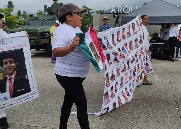 Madres buscadoras protestan en el desfile de Independencia en Acapulco.