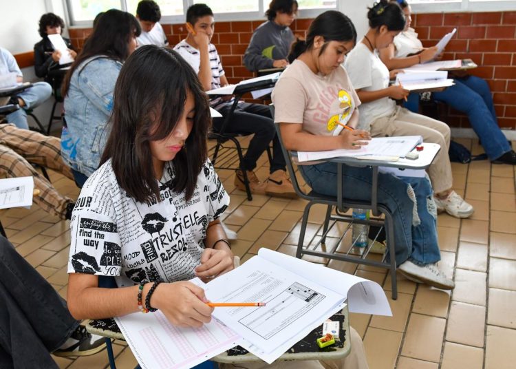 Estudiantes en México enfrentan rezagos en cobertura educativa, según el Panorama de la Educación 2025 de la OCDE