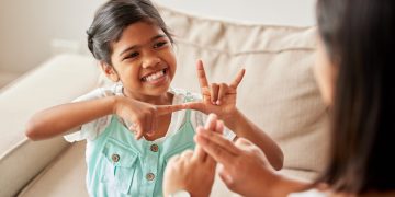 Niña usando lengua de señas