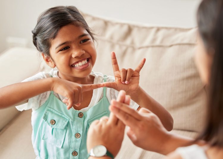 Niña usando lengua de señas