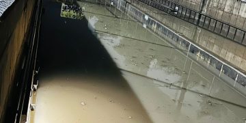 Personal del Metro CDMX realiza labores de bombeo en la Línea A tras las inundaciones.