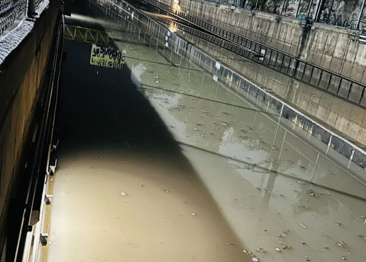Personal del Metro CDMX realiza labores de bombeo en la Línea A tras las inundaciones.