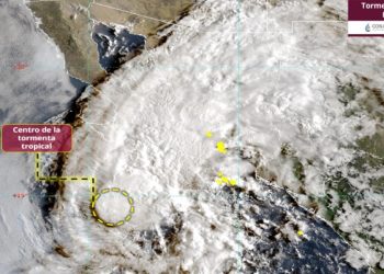 Lorena ya es tormenta tropical pero siguen las lluvias fuertes en Pacífico mexicano