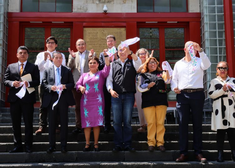 Clara Brugada entrega vales de Mercomuna a familias de la Ciudad de México para adquirir productos de la canasta básica