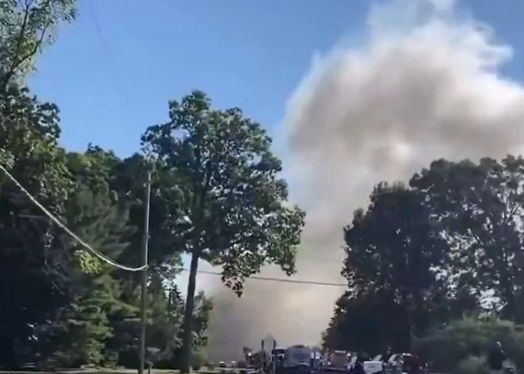 Cortina de humo visible tras el ataque en la iglesia mormona de Grand Blanc, Michigan