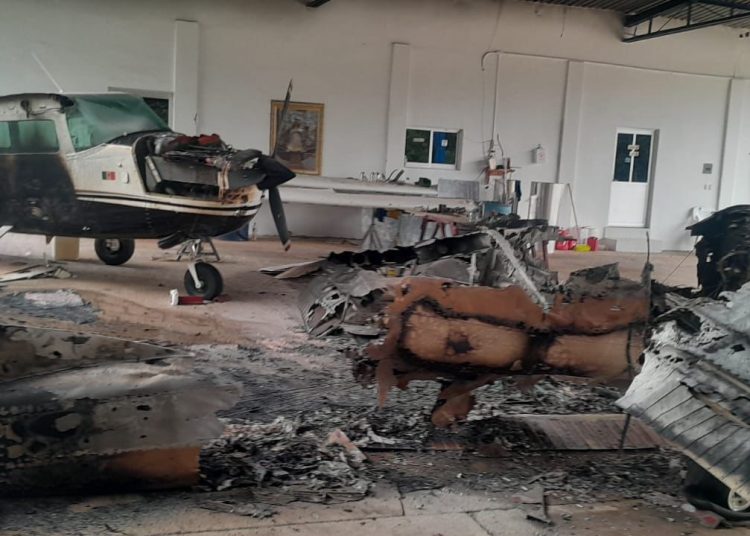 Avioneta destruida tras ataque a pista de aterrizaje en Michoacán
