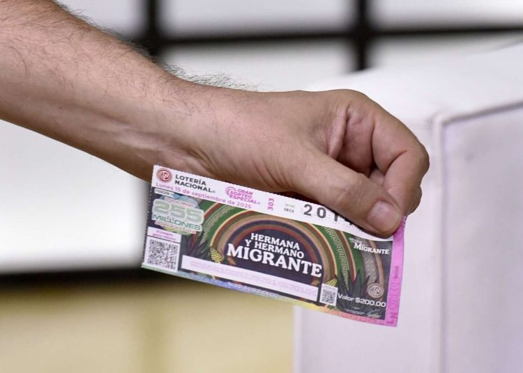 Billetes del Sorteo Especial 303 “México con M de Migrante” listos para el sorteo de la Lotería Nacional 2025.