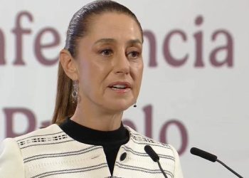 Claudia Sheinbaum iza bandera en honor a las mujeres indígenas en México
