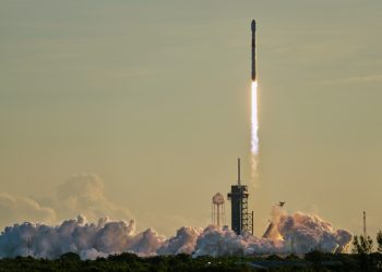 Lanzamiento del cohete Falcon 9 de SpaceX con las misiones de la NASA hacia el primer punto de Lagrange