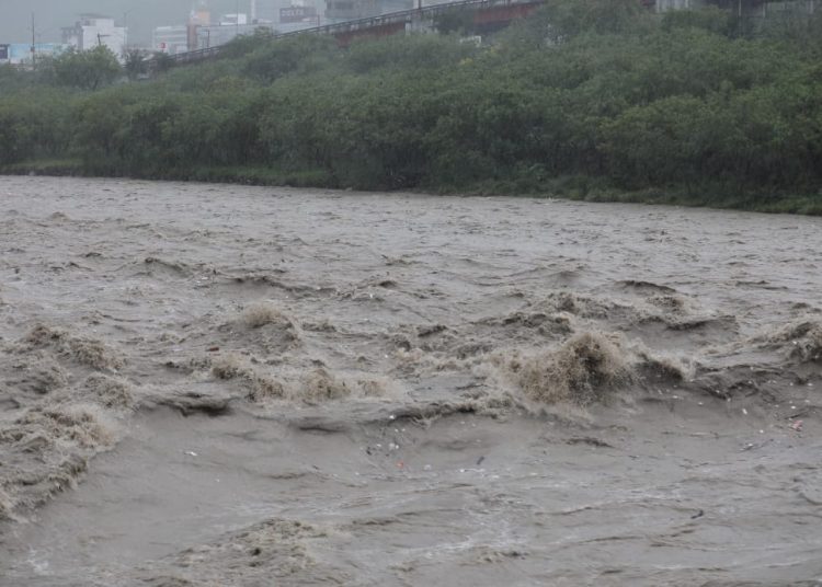 Río La Silla con nivel elevado: Impacto de lluvias intensas en Guadalupe, Nuevo León.