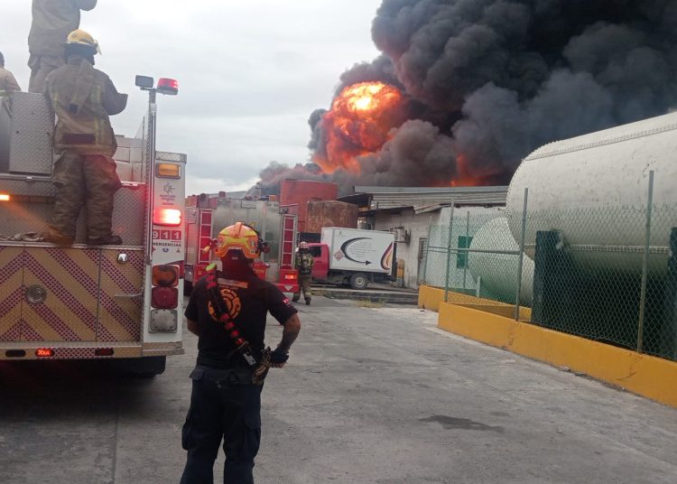 Bomberos de Nuevo León sofocan incendio en empresa de aceites automotrices en Apodaca.