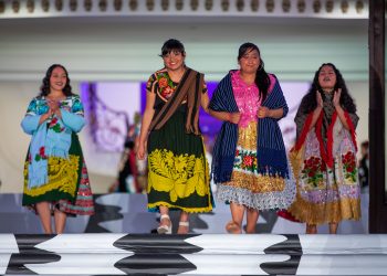 Pasarela de arte textil mexicano durante el Encuentro Original en Yucatán.