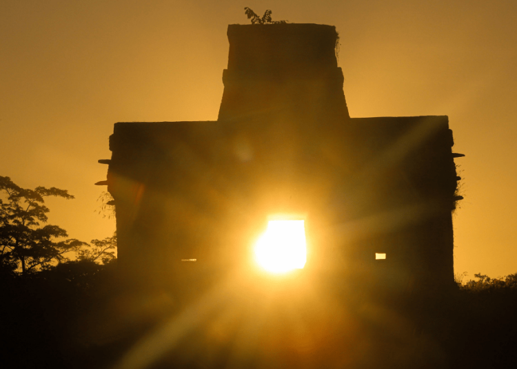Sol saliendo por el este durante el equinoccio de otoño