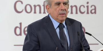 Pablo Gómez Álvarez durante presentación de consulta pública