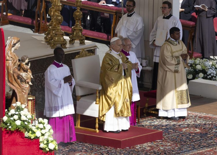 El papa León XIV presidió la emotiva ceremonia de canonización, destacando la importancia de vivir la fe con alegría y entrega. EFE