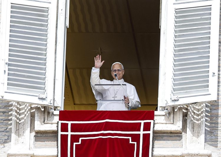El papa León XIV celebra su primer cumpleaños como pontífice en el Vaticano, acompañado de fieles y actos especiales. EFE/ Angelo Carconi