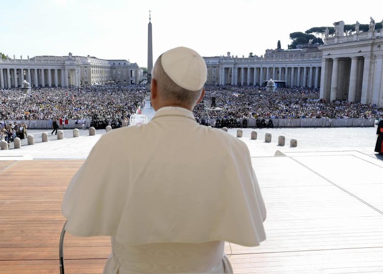Papa León XIV y la inteligencia artificial: El pontífice se negó a tener un avatar de IA, enfatizando que la vida humana y la presencia de Dios son irremplazables. EFE/EPA/VATICAN MEDIA