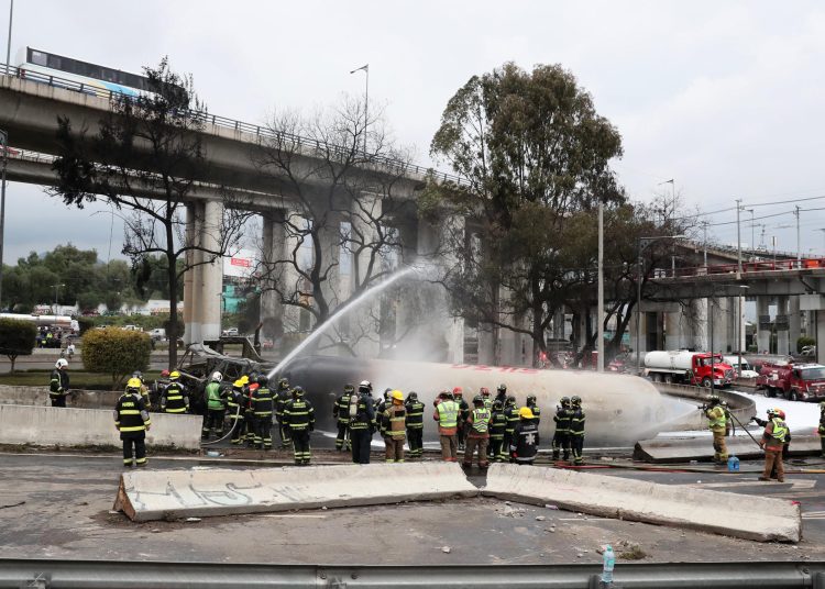 La Secretaría de Salud de la CDMX reportó 27 fallecidos y 18 hospitalizados por el accidente en Iztapalapa. EFE/Mario Guzmán