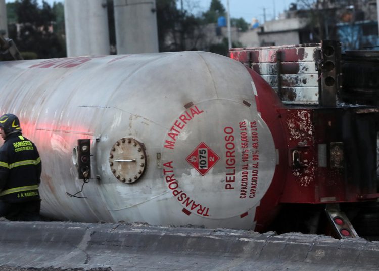 Autoridades capitalinas refuerzan apoyo a los afectados por la explosión en Iztapalapa que dejó muertos y hospitalizados. EFE/ Mario Guzmán