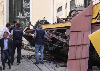 Se actualiza a 16 los muertos por accidente en funicular en Portugal
