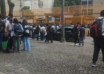 “Estudiantes desalojando la Prepa 8 UNAM tras amenaza de bomba.”