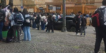 “Estudiantes desalojando la Prepa 8 UNAM tras amenaza de bomba.”