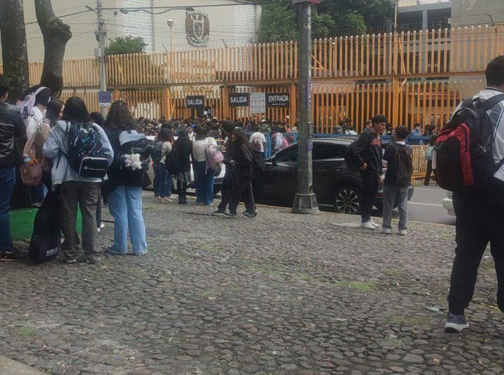 “Estudiantes desalojando la Prepa 8 UNAM tras amenaza de bomba.”